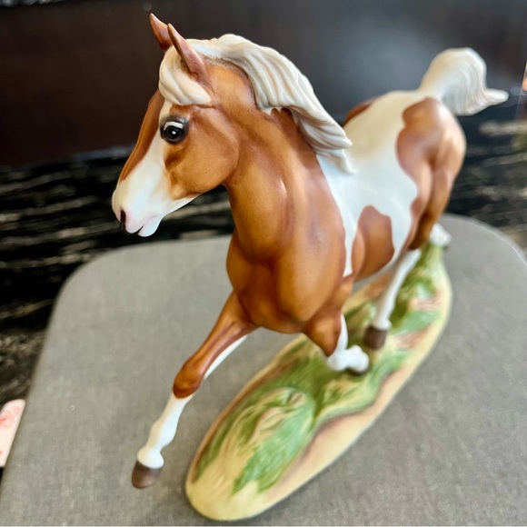 Franklin Mint Misty of Chincoteague Pinto Horse statue by Pamela Du Boulay - Picture 10 of 11